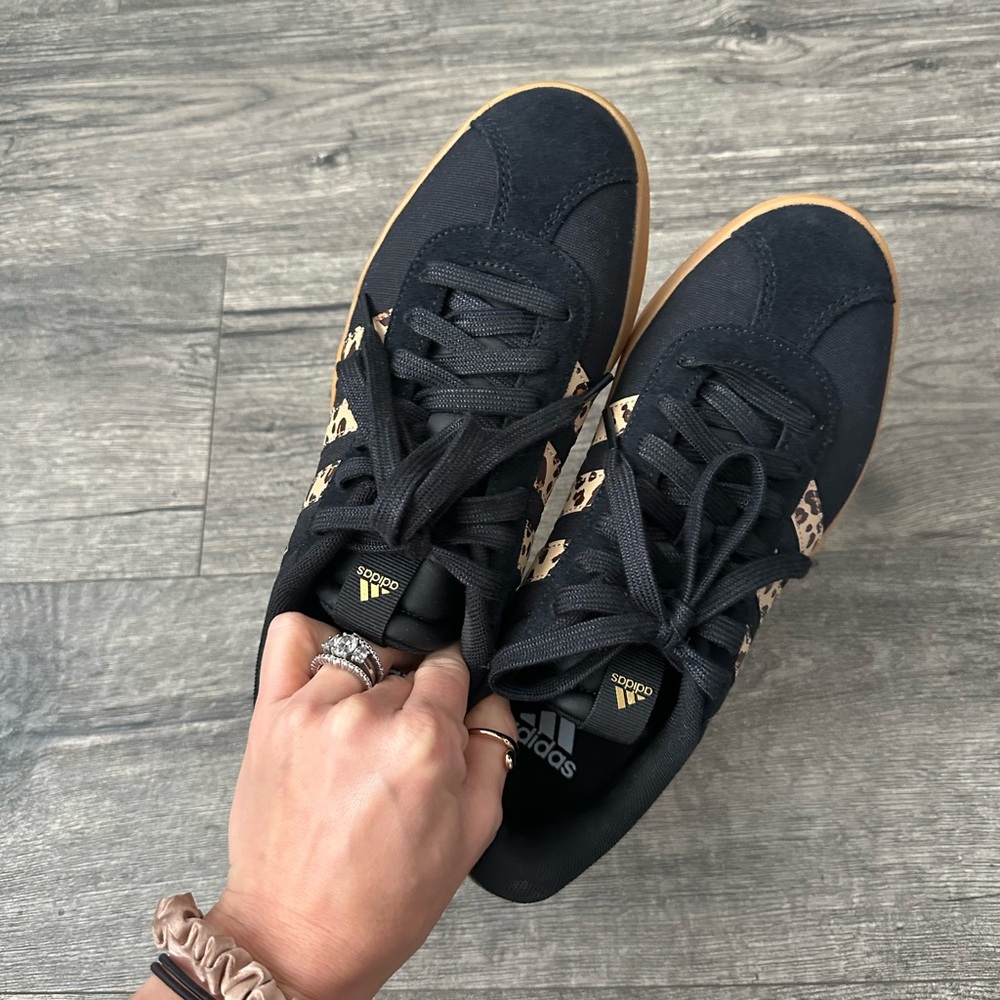 Adidas Black and Tan Sneakers Sleek Low-Top Design